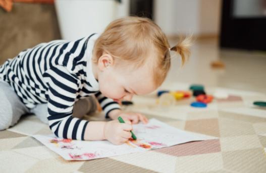 マイルストーンの理解：幼児の身体的成長の追跡