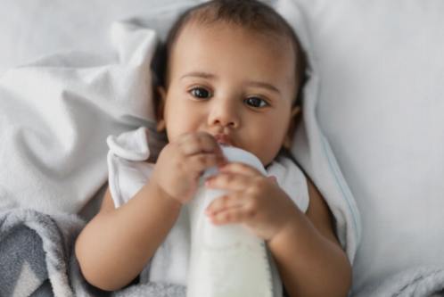 新生児から幼児へ：睡眠パターンの変化とついていく方法